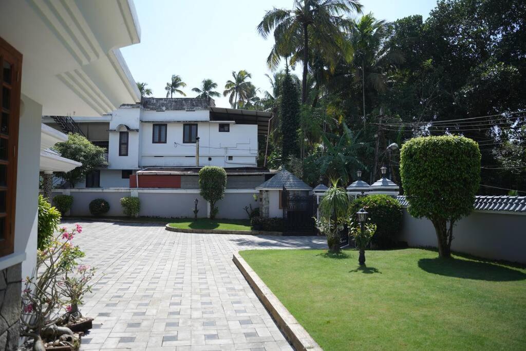 Alite Posh 4 Bhk Villa In Thrissur Town Exterior photo